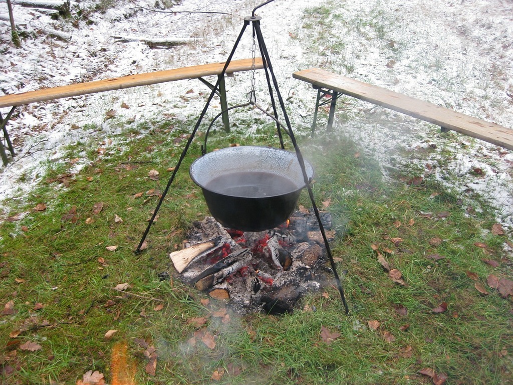 Heating Spiced Mulled Mead Old School